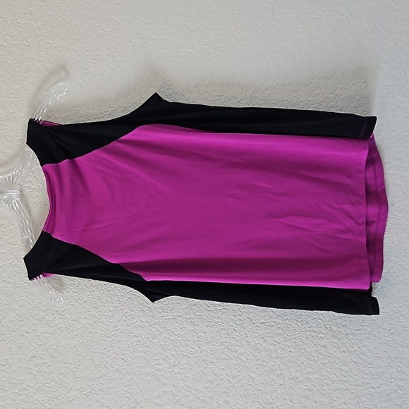 Woman's Sleeveless Color Block Blouse - Picture 3 of 4